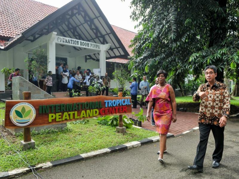 The Republic of Congo’s Tourism and Environment Minister, Arlette Soudan-Nonault, Dr. Agus Justianto, Director General of Research, Development and Innovation Agency. Acting Director General of Climate Change. Ministry of Environment and Forestry, and delegates open the interim Secretariat of the International Tropical Peatland Center (ITPC) in Bogor, West Java.