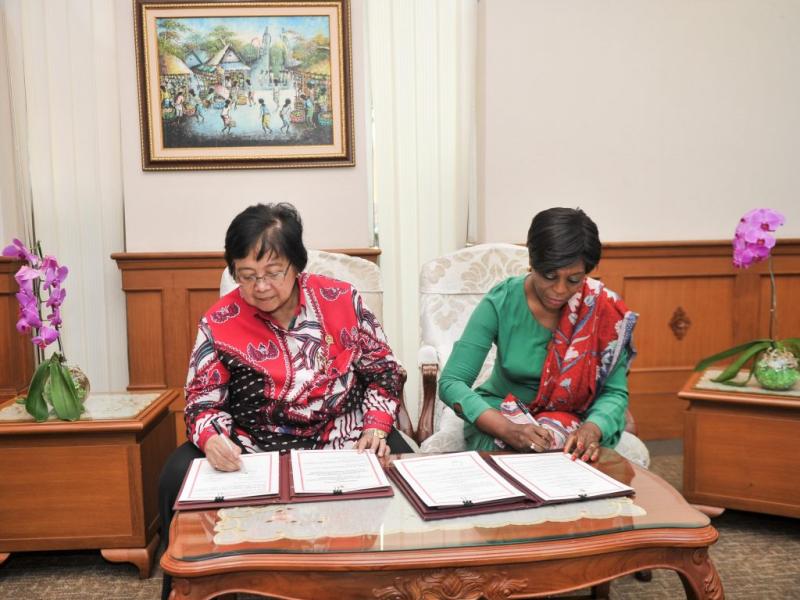 Minister of Environment and Forestry of the Republic of Indonesia, Dr.Ir. Siti Nurbaya Bakar (left) and Minister of Tourism and the Environment of the Republic of Congo, Arlette Soudan-Nonault (right) sign the Memorandum of Understanding. 