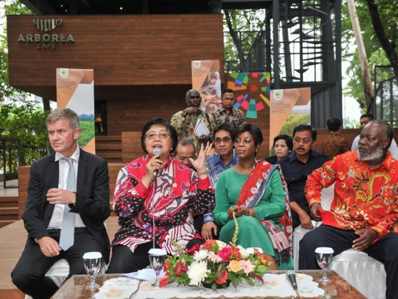 High-level ministerial exchange, Jakarta (10/29/2018) with Executive Director of UN Environment, Erik Solheim (left), the Minister of Environment and Forestry of the Republic of Indonesia, Dr.Ir. Siti Nurbaya Bakar M.Sc (center left), the Minister of Tourism and the Environment of the Republic of Congo, Arlette Soudan-Nonault (center right), Director, Ministry of Environment and Sustainable Development, Democratic Republic of Congo, Mr. Jose Ilanga Lofonga.
